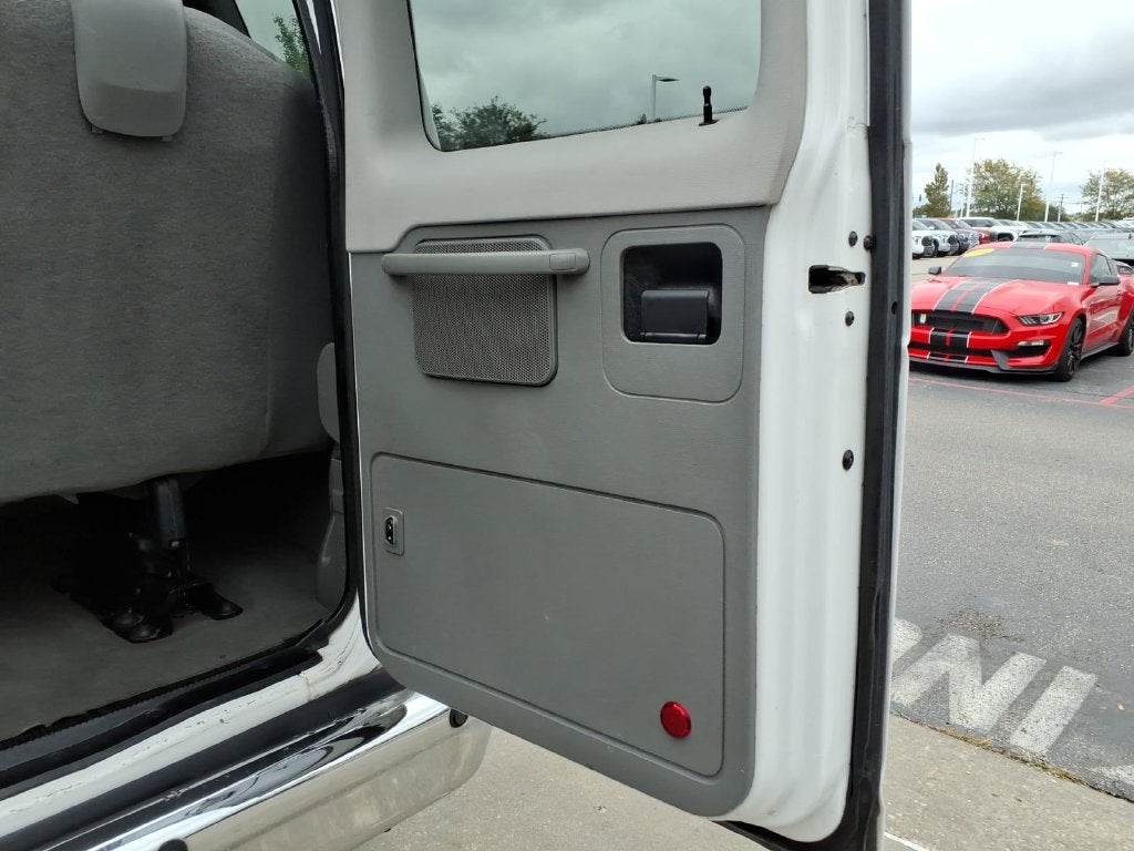 2009 Ford E-350SD XLT