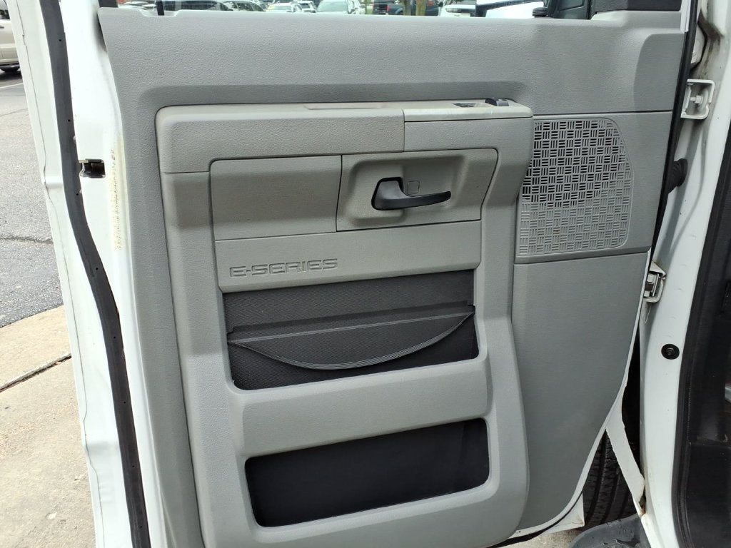 2009 Ford E-350SD XLT