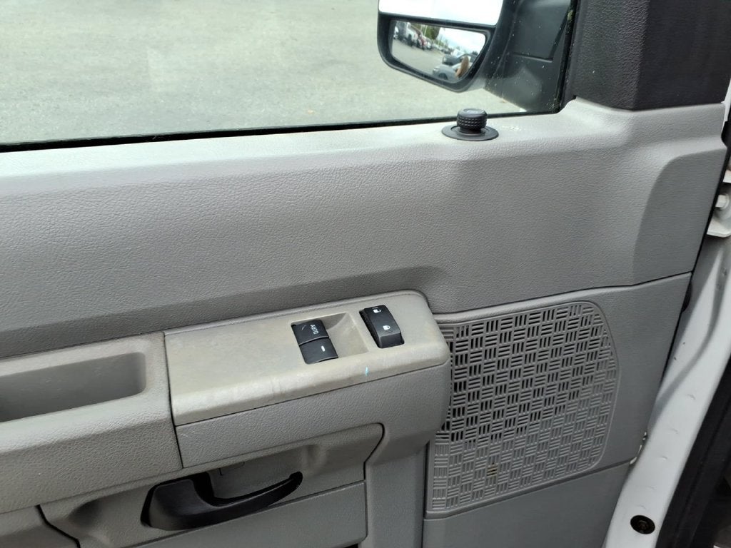 2009 Ford E-350SD XLT
