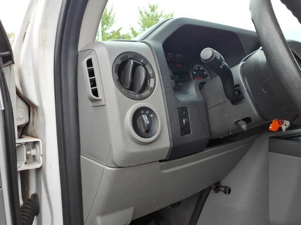 2009 Ford E-350SD XLT