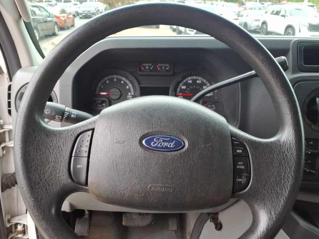 2009 Ford E-350SD XLT