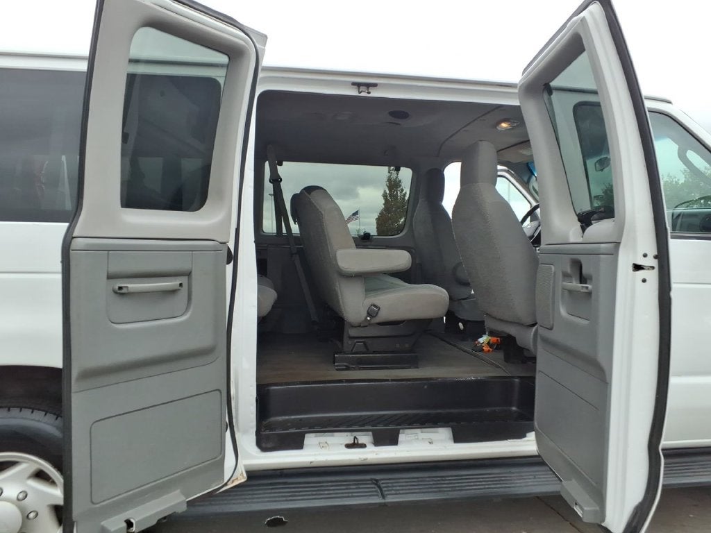 2009 Ford E-350SD XLT