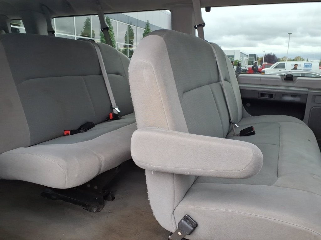 2009 Ford E-350SD XLT