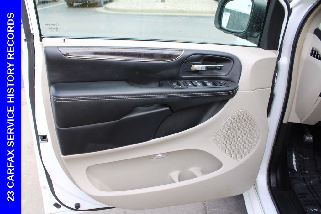 2016 Chrysler Town & Country Touring-L