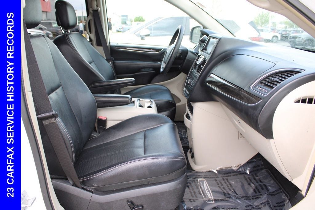 2016 Chrysler Town & Country Touring-L