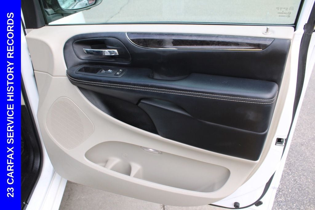 2016 Chrysler Town & Country Touring-L