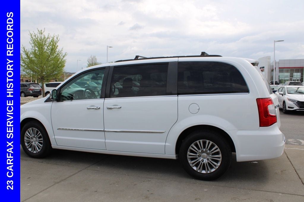 2016 Chrysler Town & Country Touring-L