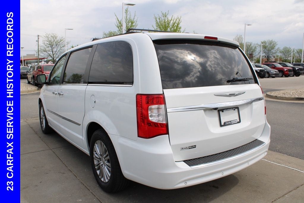 2016 Chrysler Town & Country Touring-L