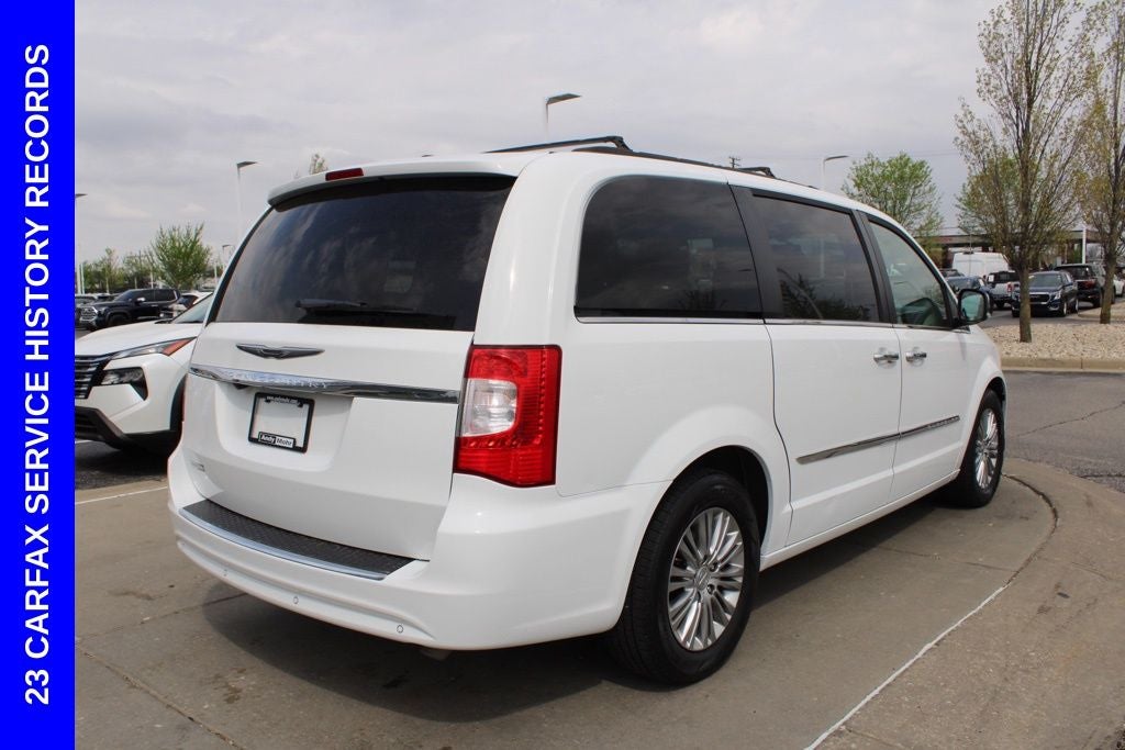 2016 Chrysler Town & Country Touring-L