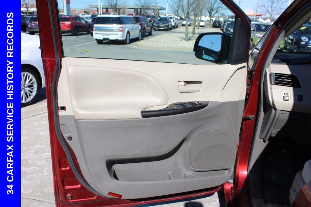 2013 Toyota Sienna LE 8 Passenger