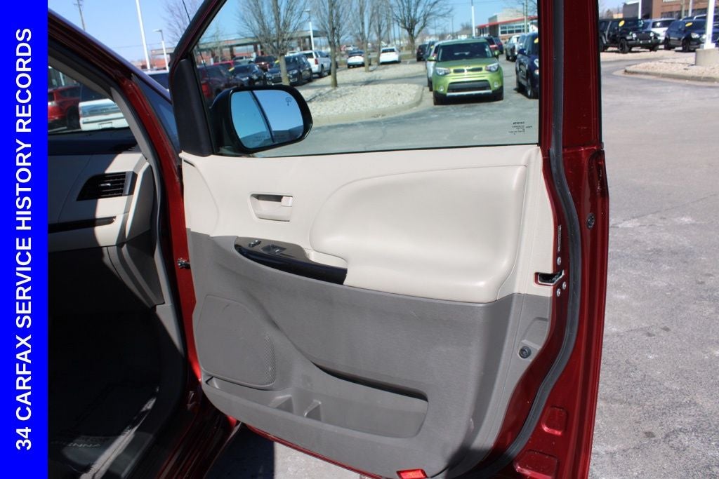 2013 Toyota Sienna LE 8 Passenger