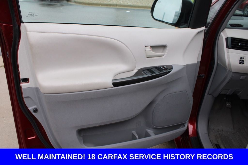 2014 Toyota Sienna LE 8 Passenger