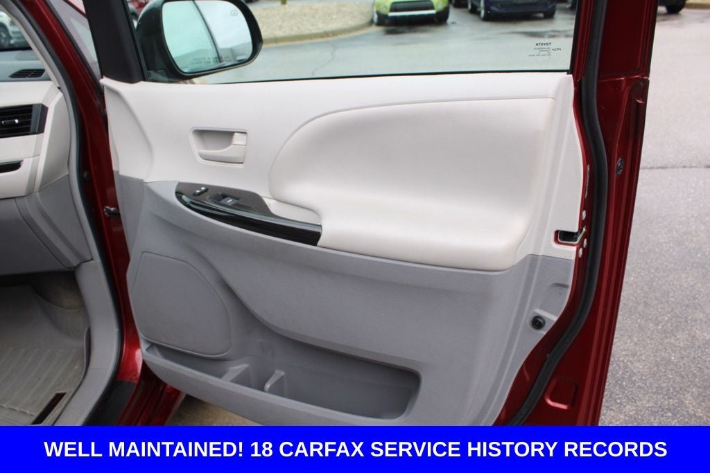 2014 Toyota Sienna LE 8 Passenger