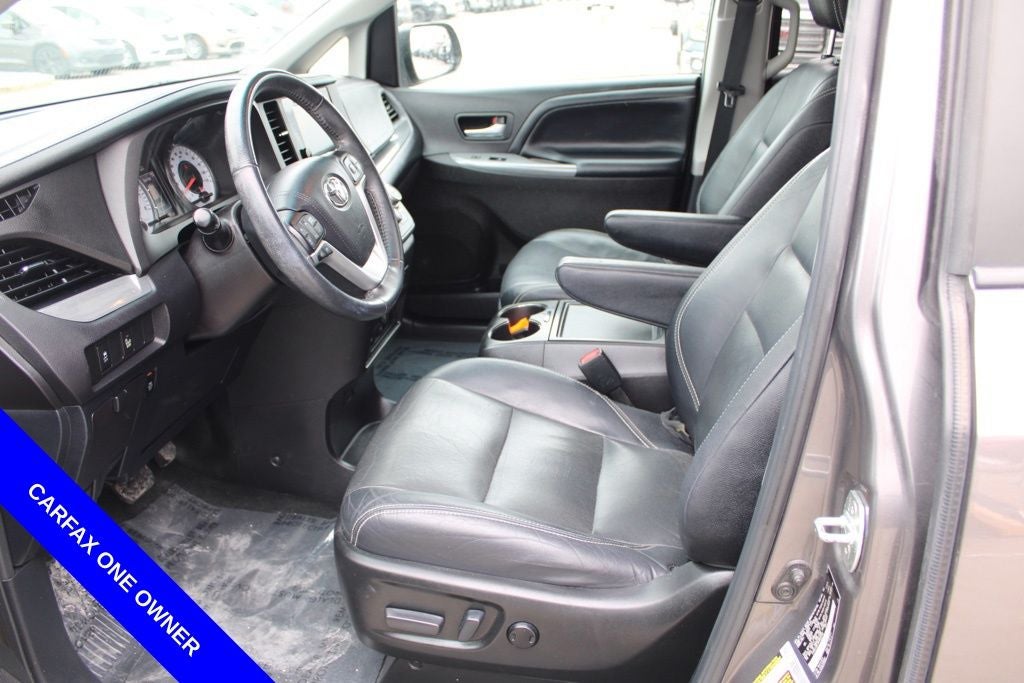 2017 Toyota Sienna SE Premium 8 Passenger