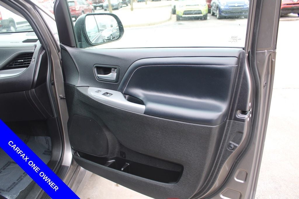 2017 Toyota Sienna SE Premium 8 Passenger