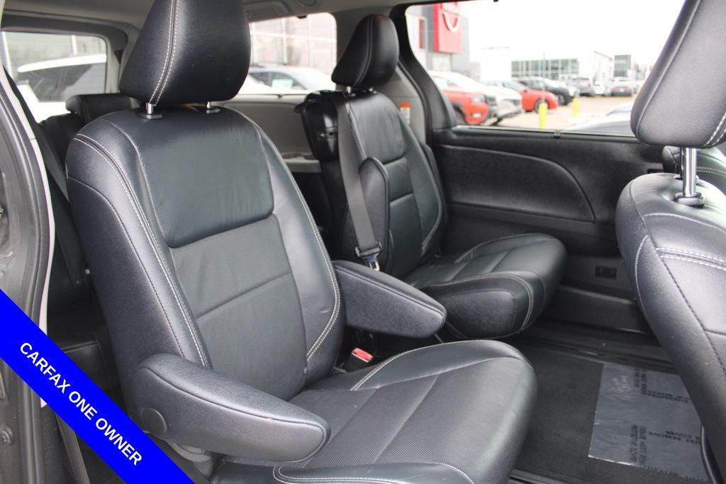 2017 Toyota Sienna SE Premium 8 Passenger