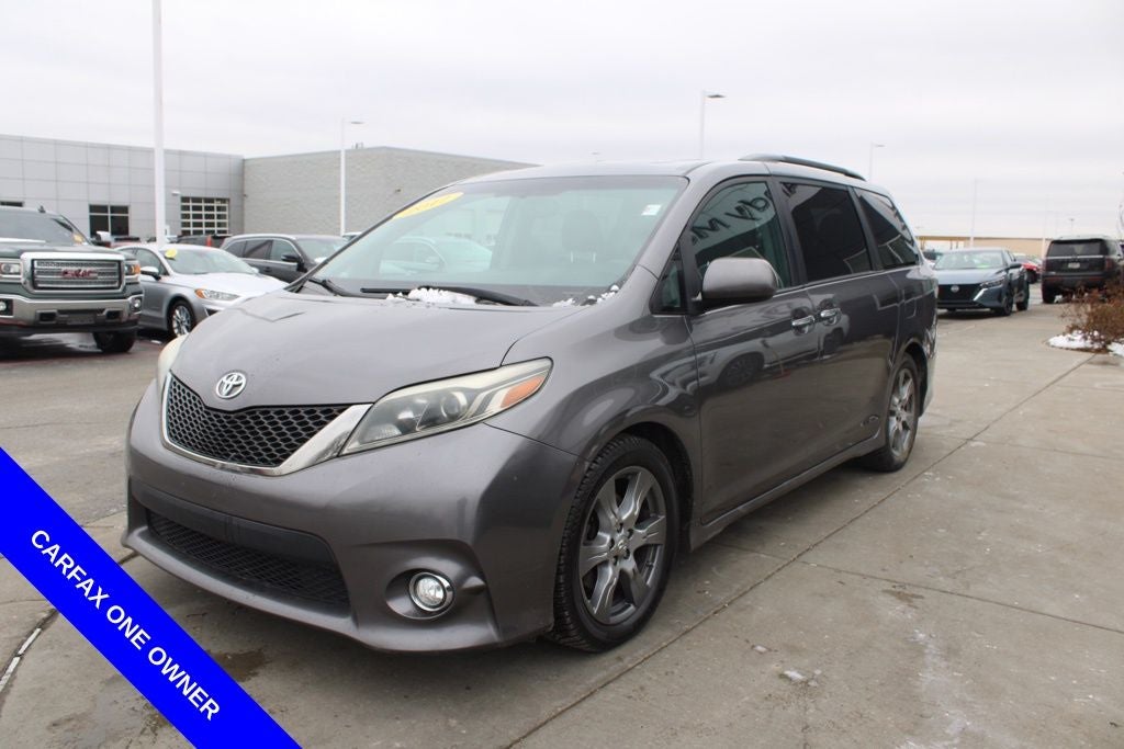 2017 Toyota Sienna SE Premium 8 Passenger