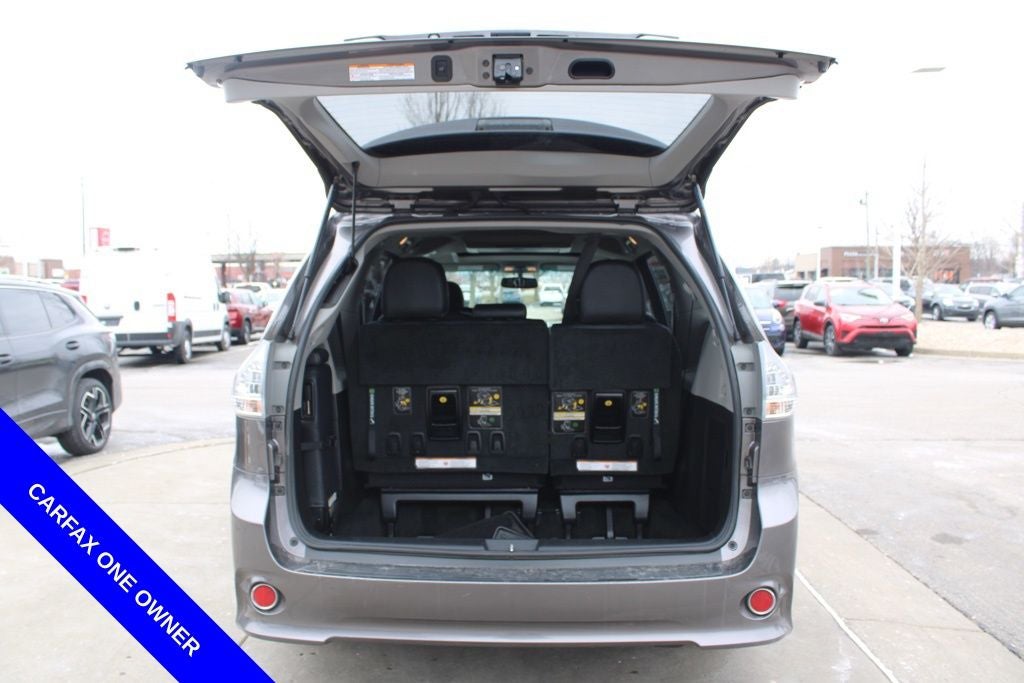 2017 Toyota Sienna SE Premium 8 Passenger