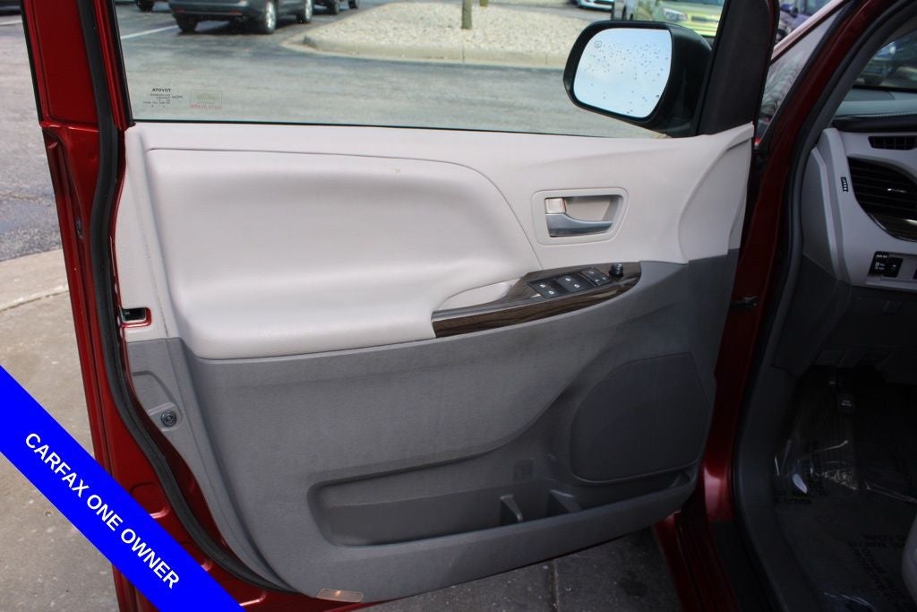2015 Toyota Sienna XLE 8 Passenger