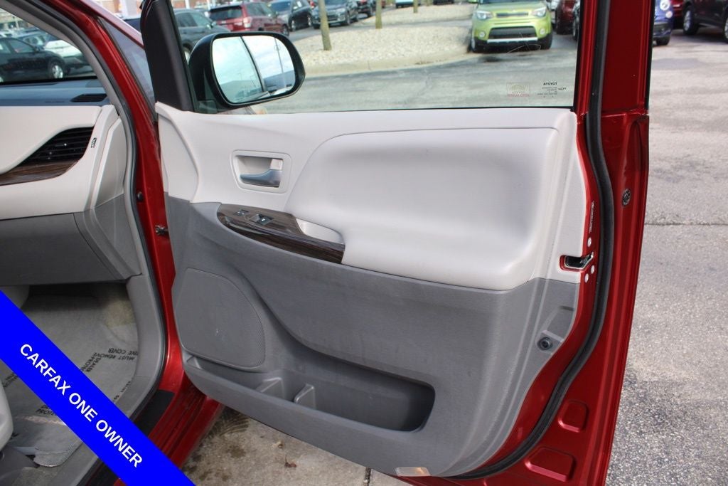 2015 Toyota Sienna XLE 8 Passenger