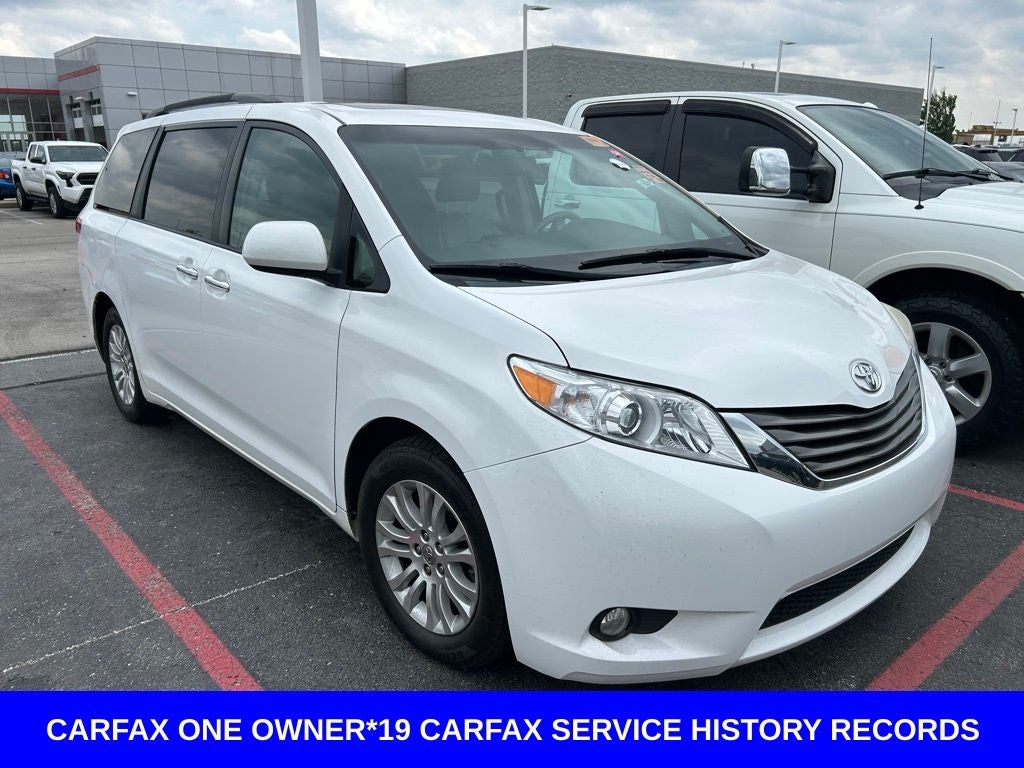 2014 Toyota Sienna XLE 8 Passenger